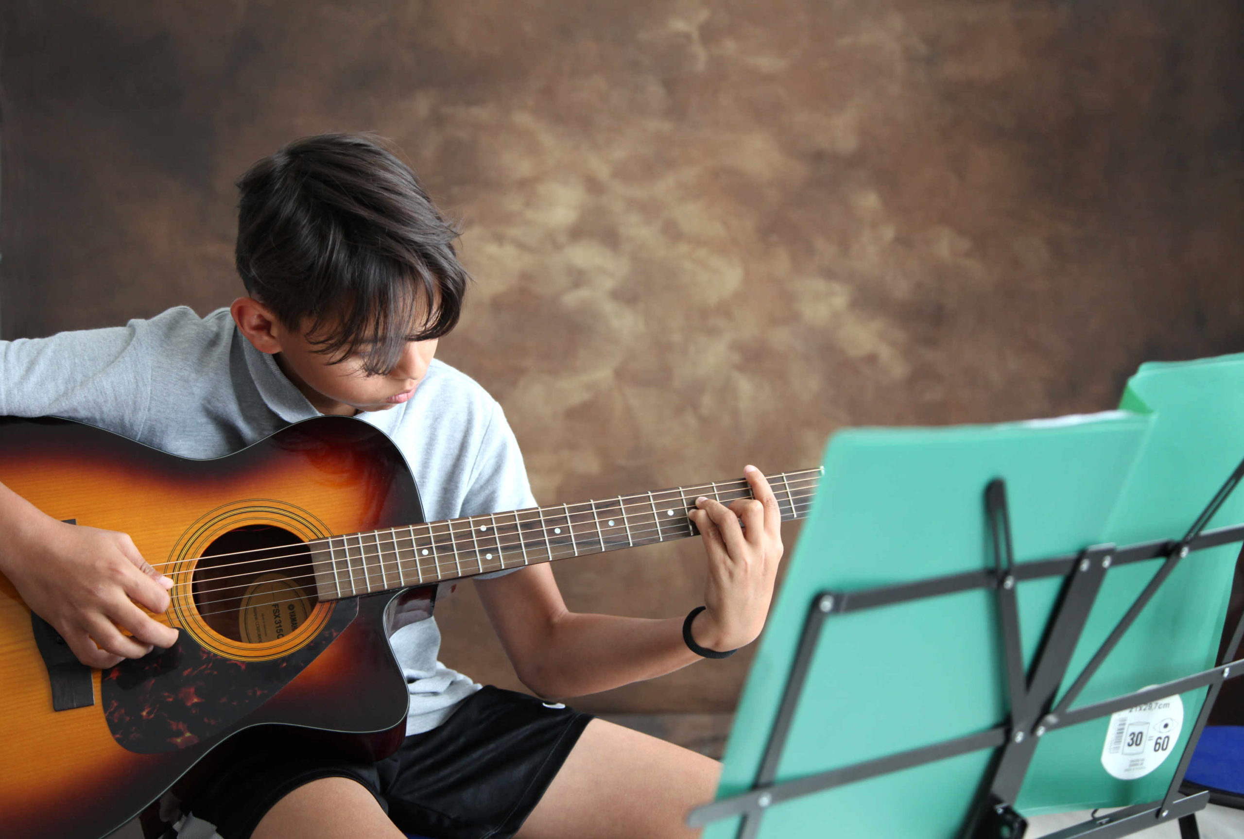 enfant jouant de la guitare, instrument de musique